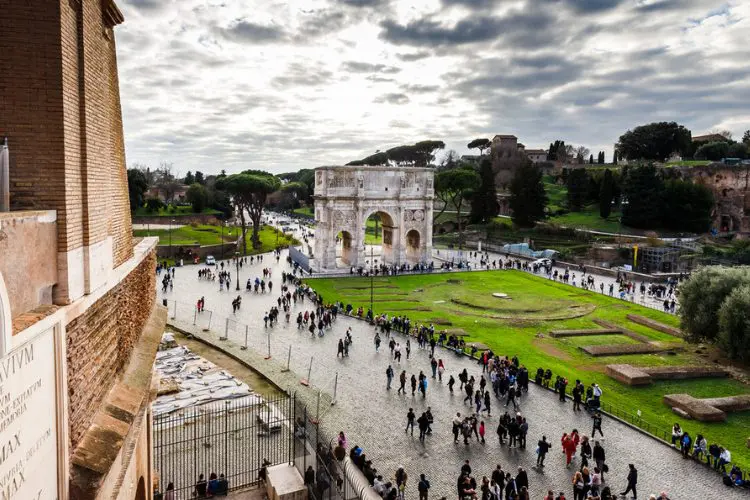 Turistas em torno do Coliseu e do Arco de Constantino, no Fórum Romano.
