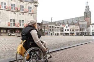 Homem em cadeira de rodas passeando em cidade da Europa
