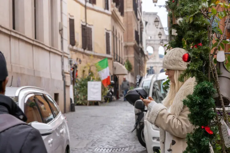 Mulher aciona o seguro viagem Roma pelo celular.