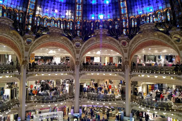 Compradores e visitantes em uma das unidades das Galerias Lafayette.