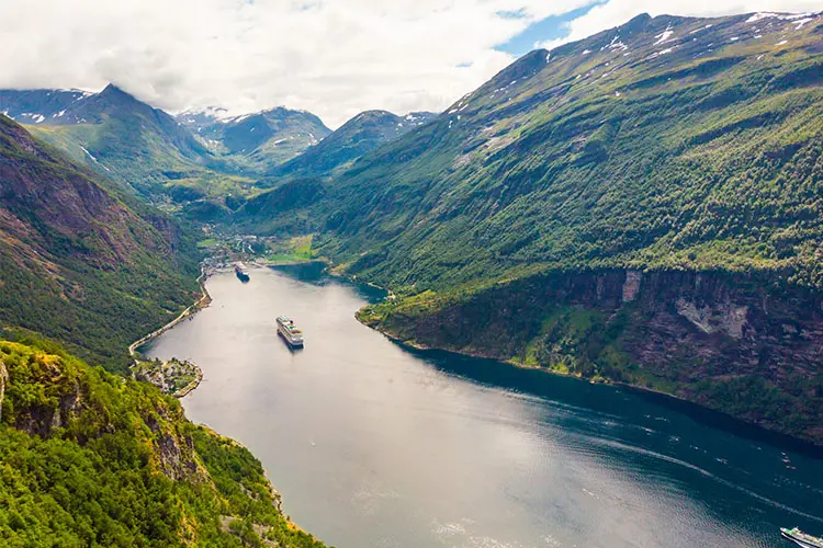 Barcos grandes no final do Fiorde Geirangerfjord