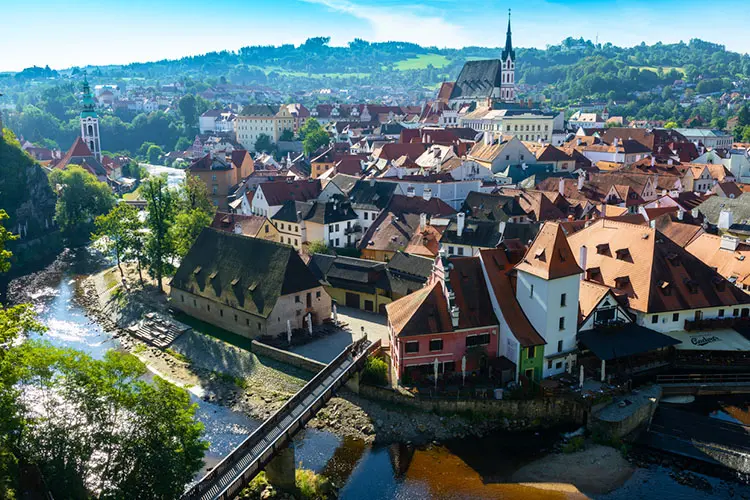 Vista aérea do centro histórico de Cesky Krumlov com ponte e rio