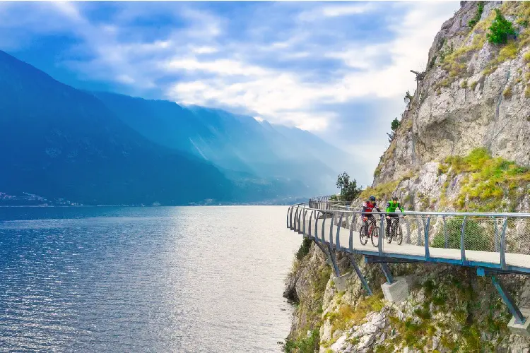 Ciclistas no Lago de Garda