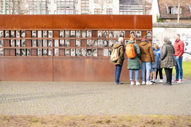 City tour em Berlim em frente ao memorial das vítimas perdidas.