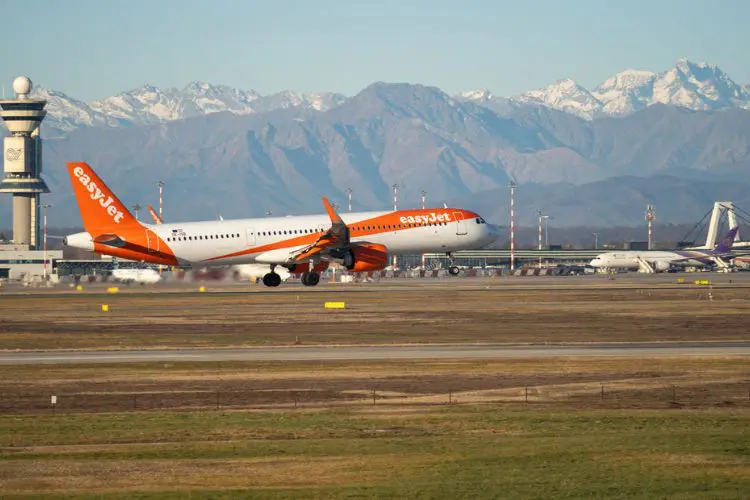Avião da easyJet pousando na Europa, uma das principais companhias aéreas low-cost do continente.