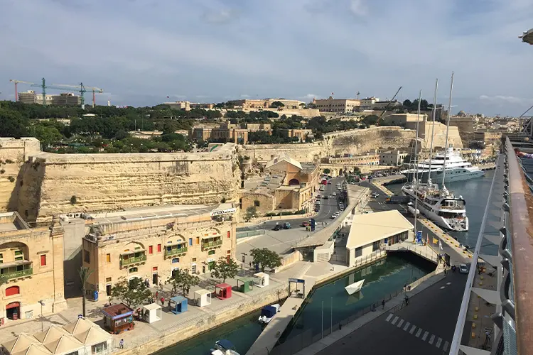 Navio atracado a poucos passos da cidade muralhada de Valeta, em Malta. 