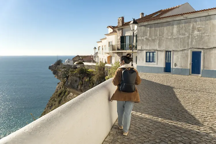 Turista viajando em Nazaré, Portugal
