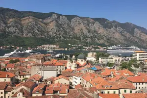 cidade de Kotor, baia e montanhas ao fundo
