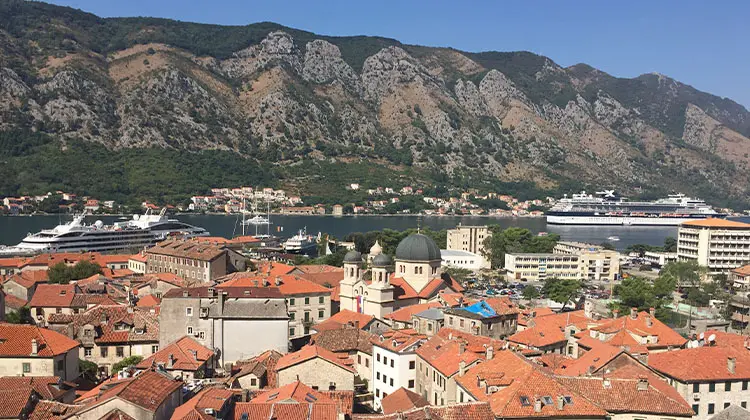 cidade de Kotor, baia e montanhas ao fundo
