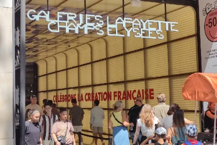 Turistas em frente à famosa loja de departamentos parisiense.