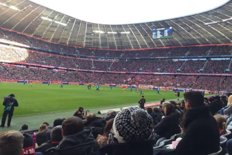 Torcedores assistem o jogo do Bayern de Munique no Allianz Arena