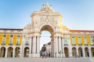 Turista visitando monumento do Lisboa Card.