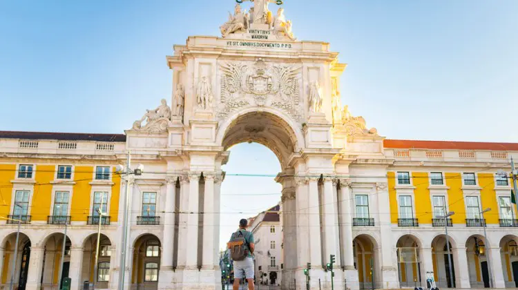 Turista visitando monumento do Lisboa Card.