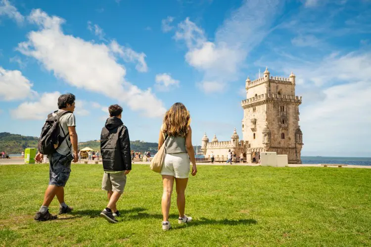 Pai com filhos na Torre de Belém em Lisboa.