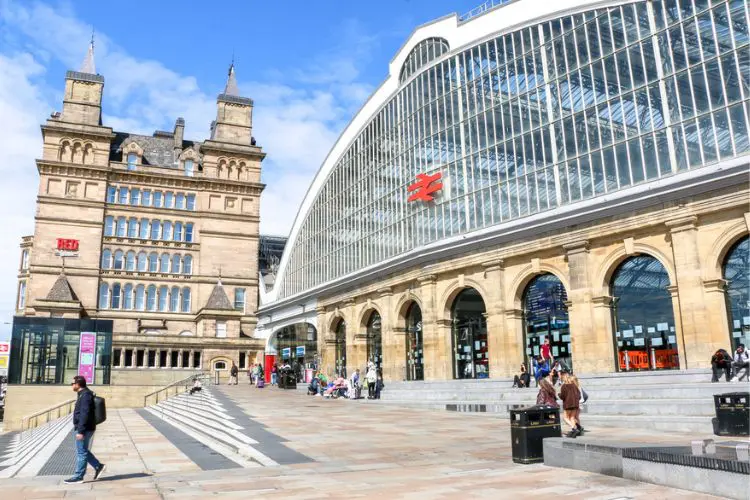 Pessoas caminhando no centro de Liverpool