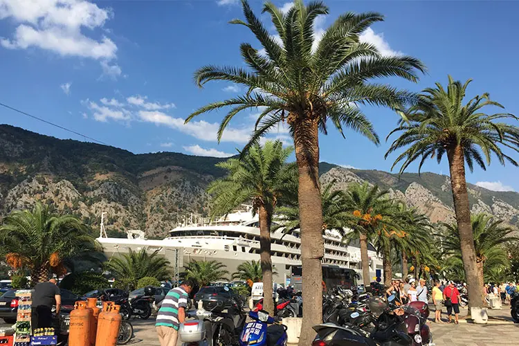 Navio atracado para desembarque em Kotor
