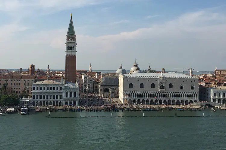 chegada de navio ao porto de veneza