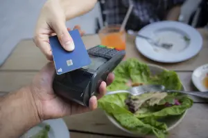 Consumidora utiliza cartão multimoedas para contar novo IOF para viagem