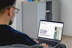 Pessoa utilizando um notebook com a página da Nubank Ultravioleta Conta Global aberta na tela