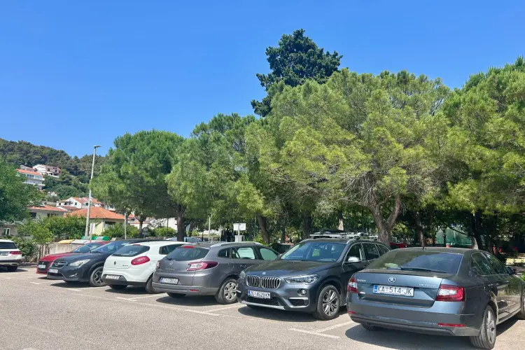 Carros estacionados corretamente ilustram a importância de entender onde é permitido deixar o veículo