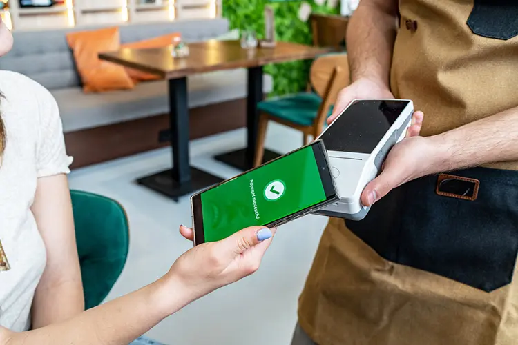 Pagamento por contactless com cartão da Global Account Inter.