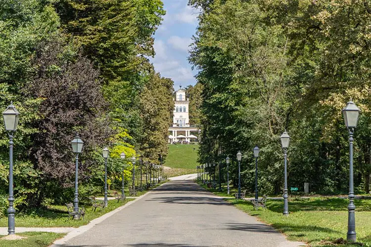 Caminho no Parque Maksimir com construção do fundo
