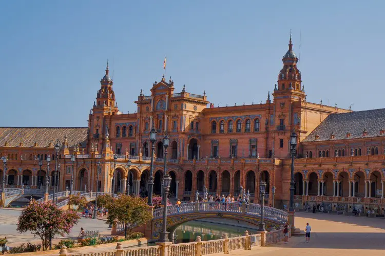 A Praça Espanha em Sevilla é uma atração gratuita muito interessante