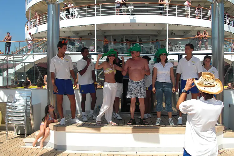 pessoas juntas em navio em momento recreativo