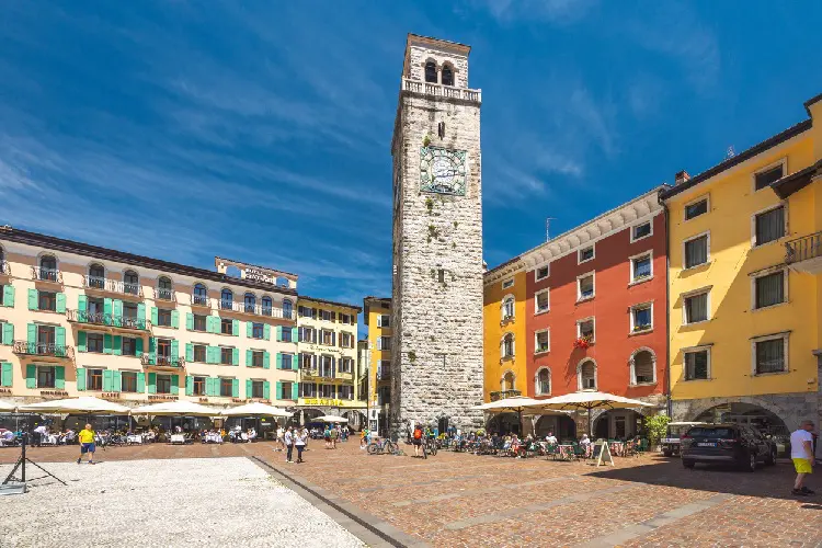 Casas e torre de vilarejo italiano