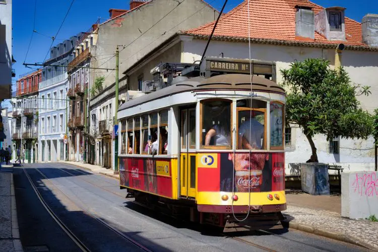 Turistas no bonde em Lisboa.