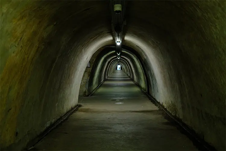 Trecho do Túnel Grič, com luzes no teto e saída a direita