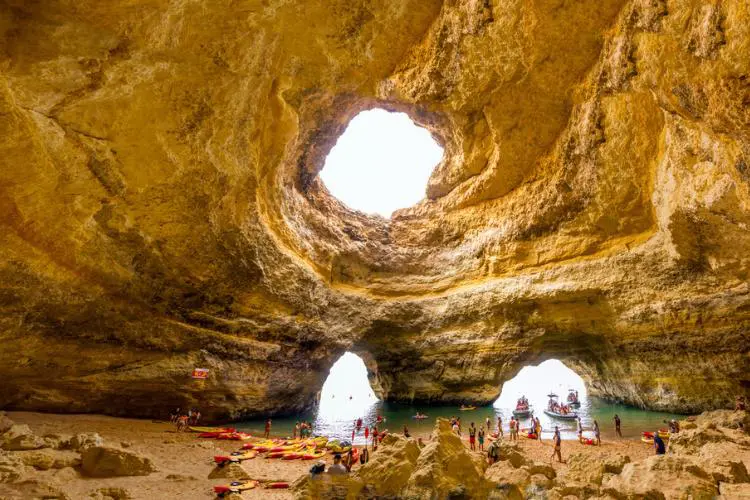 Gruta de Benagil, melhor atração do que fazer em Albufeira.