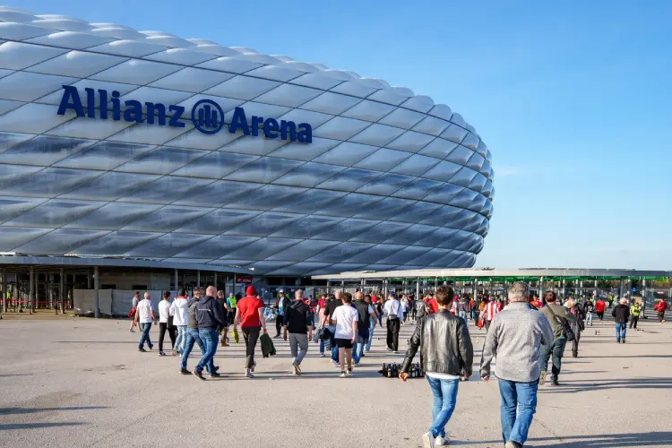 Torcedores do Bayern de Munique se dirigem ao Allianz Arena