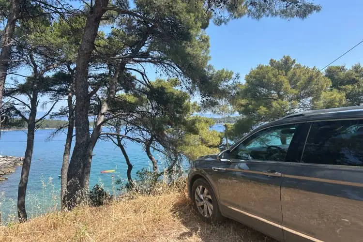 Estacionar muito próximo de uma pequena praia na Croácia é possível pela flexibilidade de uma viagem com carro