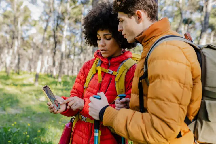 Homem e mulher acessando o GPS pelo celular.