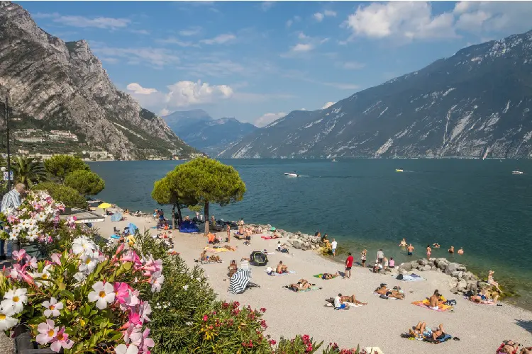 Turistas no Lago de Garda