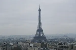Monumento icônico de Paris, Torre Eiffel no entardecer