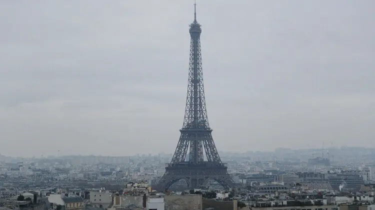 Monumento icônico de Paris, Torre Eiffel no entardecer