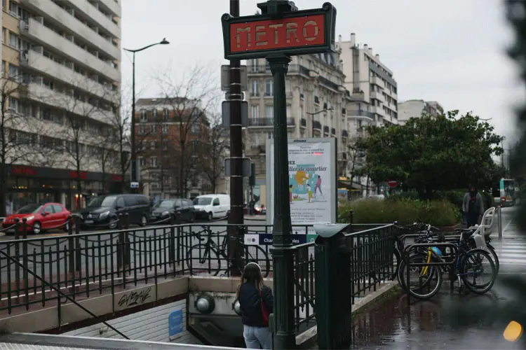 Mulher acessa metrô em dia frio de inverno em Paris
