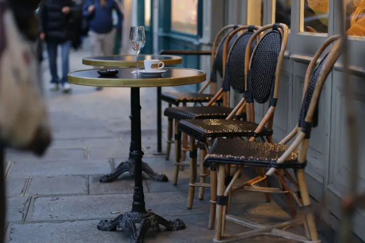 Mesa de café vazia em uma calçada de Paris