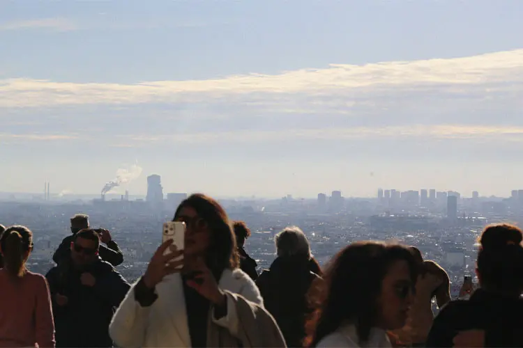 Foto contraluz de mulher fotografando monumento turístico