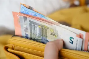 Turista pronto para viajar com dinheiro em espécie.
