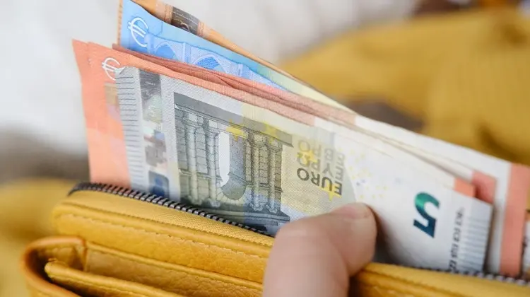 Turista pronto para viajar com dinheiro em espécie.