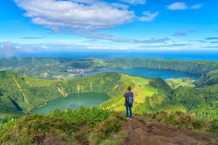 Aventureiro na caldeira da Ilha de São Miguel.