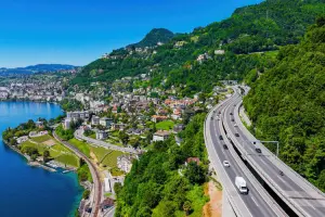 Estrada com vista na Suíça