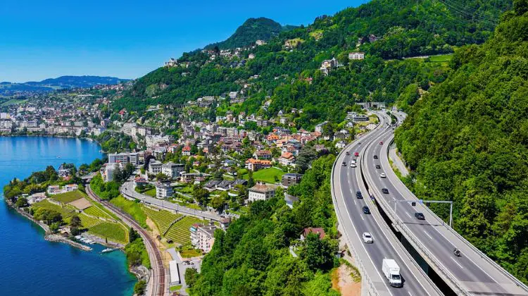 Estrada com vista na Suíça