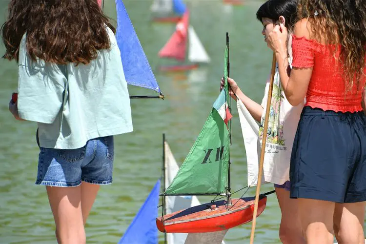 Crianças no lago de Paris.
