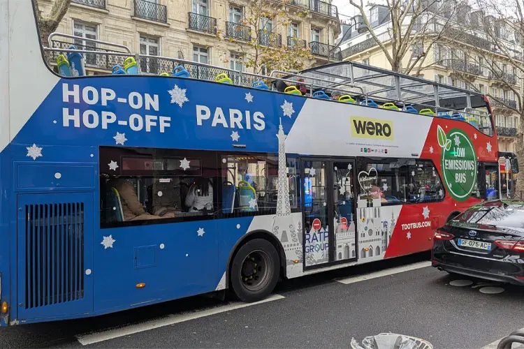 Ônibus hop-on hop-off é uma das atrações incluídas no Paris Pass.