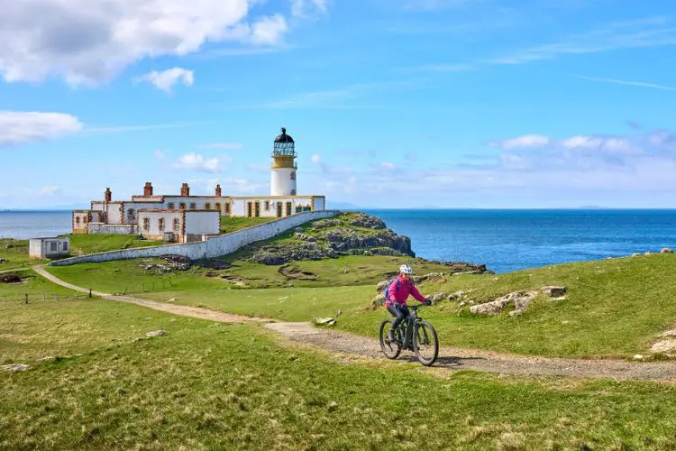 Ciclista na Ilha de Skye um dos destinos de aventura na Europa.