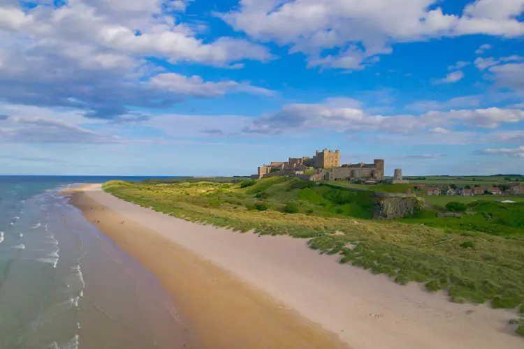 Castelo perto da praia de Bamburgh na Inglaterra